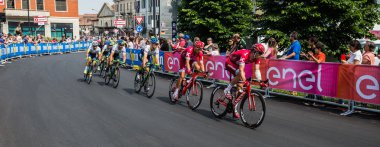 Pinerolo, İtalya 26 Mayıs 2016; Sahne Alanı'nın bitiş çizgisine önce sprint için bir grup profesyonel bisikletçiler hızlandırır