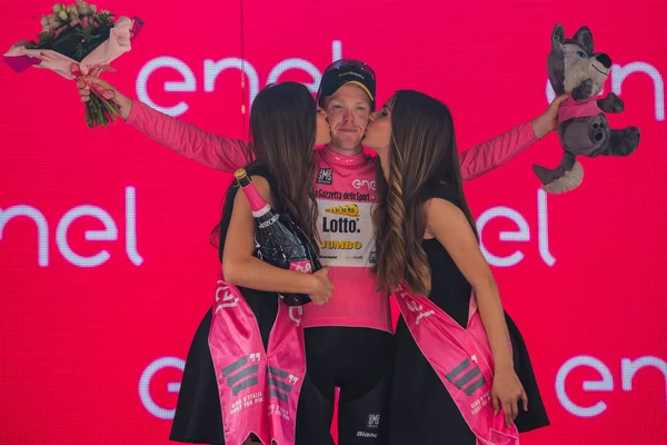 Pinerolo, İtalya 26 Mayıs 2016; Steven Kruijswijk pembe Jersey podyumda Genel klasmanda sahne bittikten sonra lideridir
