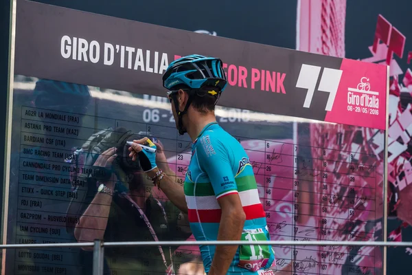 Muggi, Italy May 26, 2016; Vincenzo Nibali, team Astana, to the podium signatures before the start of  the stage — Stock Photo, Image