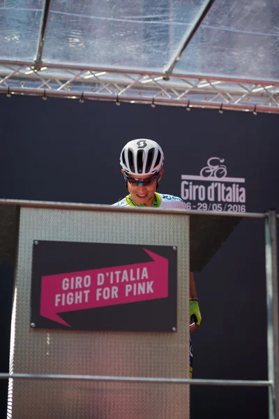 Muggi, Italy May 26, 2016; Esteban Chaves to the podium signatures before the start of  the stage — Stock Photo, Image