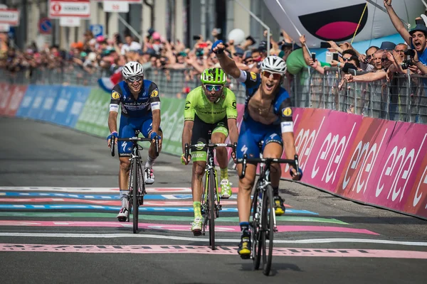Pinerolo, Italia 26 de mayo de 2016; Matteo Trentin ganó la etapa del Giro DItalia 2016 de Muggi a Pinerolo — Foto de Stock
