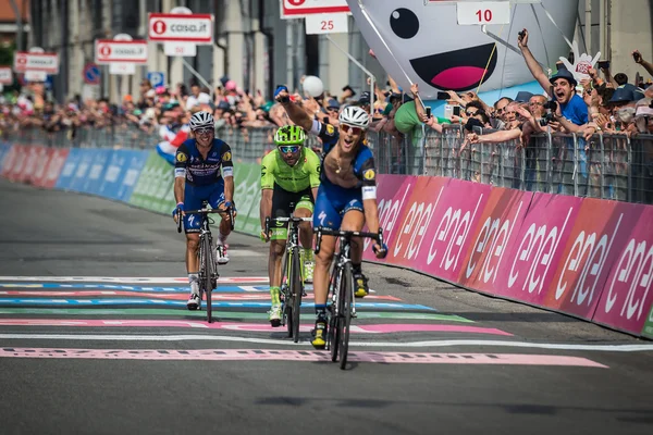 Pinerolo, Italia 26 de mayo de 2016; Matteo Trentin ganó la etapa del Giro DItalia 2016 de Muggi a Pinerolo — Foto de Stock