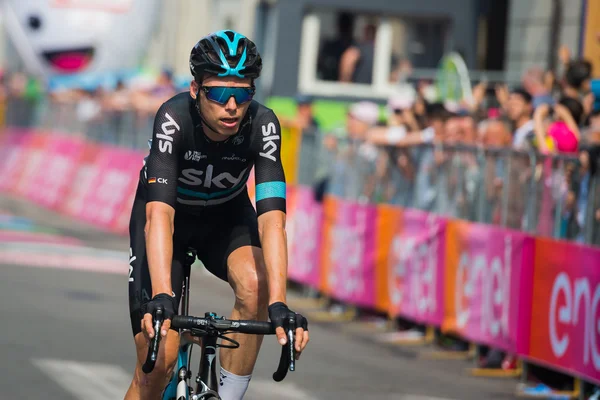 Pinerolo, Italia Mayo 26, 2016; ciclista profesional pasa la línea de meta de la etapa — Foto de Stock