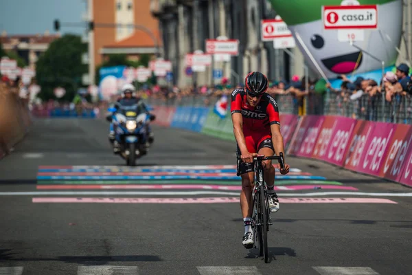 Pinerolo, Italia Mayo 26, 2016; ciclista profesional pasa la línea de meta de la etapa — Foto de Stock