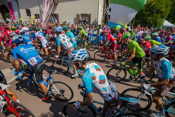 Muggi, Italia Mayo 26, 2016; Ciclistas profesionales desde el interior del Grupo antes del inicio de la etapa . — Foto de Stock