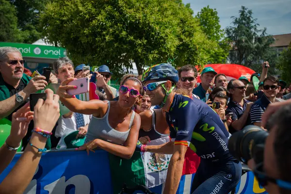 Muggi, Italy May 26, 2016; Alejandro Valverde meet the fans before the start of  the stage — Stock Photo, Image