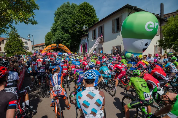 Muggi, Itálie 26 květen 2016; Profesionální cyklisté z uvnitř skupiny před zahájením fáze. — Stock fotografie