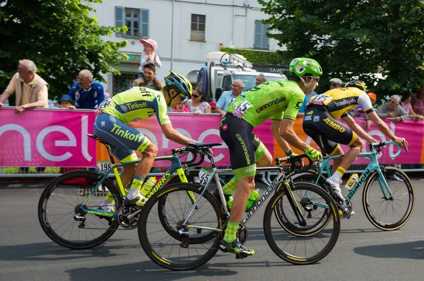 Pinerolo, Italien 26 maj 2016; En grupp professionella cyklister accelererar för sprint före mållinjen på scenen — Stockfoto