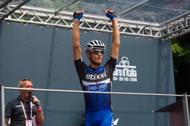 Pinerolo, İtalya 27 Mayıs 2016; Matteo Trentin, Etixx hızlı adım takım, başlamadan önce sabit dağ Sahne Podyum imzalar