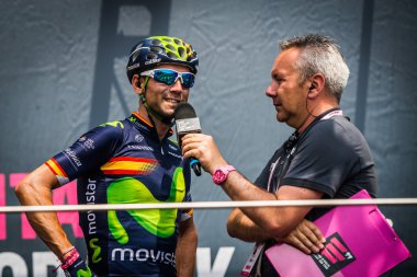 Pinerolo, İtalya 27 Mayıs 2016; Alejandro Valverde, Movistar ekibine başlamadan önce sabit dağ Sahne Podyum imzalar