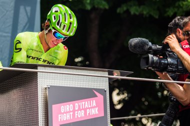 Pinerolo, İtalya 27 Mayıs 2016; Rigoberto Uran, Cannondale ekibine başlamadan önce sabit dağ Sahne Podyum imzalar