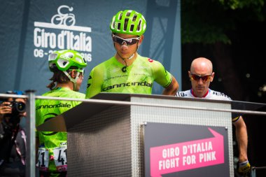 Pinerolo, İtalya 27 Mayıs 2016; Davide Formolo, Cannondale ekibine başlamadan önce sabit dağ Sahne Podyum imzalar