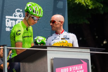Pinerolo, İtalya 27 Mayıs 2016; Davide Formolo, Cannondale ekibine başlamadan önce sabit dağ Sahne Podyum imzalar