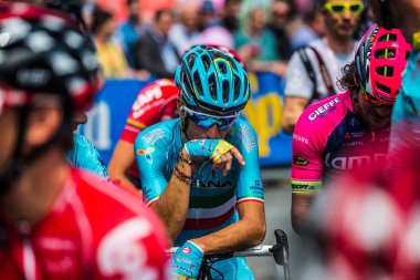 Pinerolo, İtalya 27 Mayıs 2016; Başlamadan önce Sahne Alanı'nın grubunda Vincenzo Nibali, Astana Team, konsantre