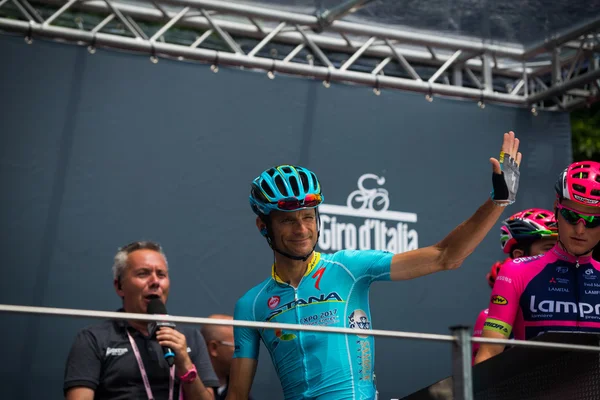 Pinerolo, Italia 27 de mayo de 2016; Michele Scarponi, Astana Team, a las firmas del podio antes del inicio de la etapa — Foto de Stock