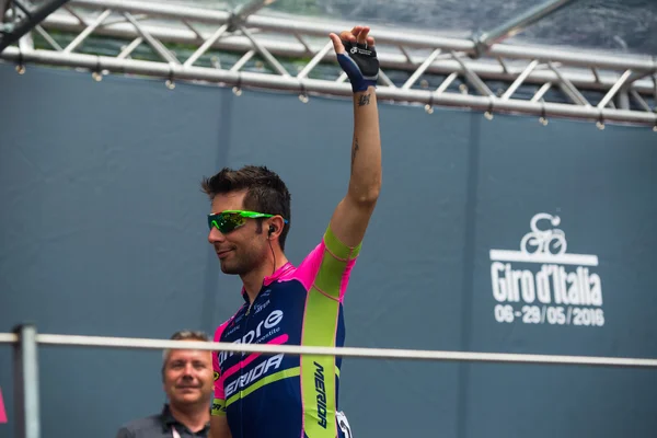 Pinerolo, Itália 27 de maio de 2016; Diego Ulissi, Lampre Team, às assinaturas do pódio antes do início da Fase — Fotografia de Stock