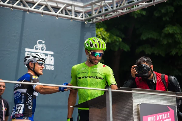 Pinerolo, Itália 27 de maio de 2016; Moreno Moser, Cannondale Team, para as assinaturas do pódio antes do início da fase — Fotografia de Stock