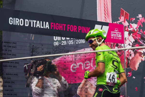 Pinerolo, italien 27. Mai 2016; moreno moser, Cannondale Team, auf dem Podium vor dem Start der Etappe — Stockfoto