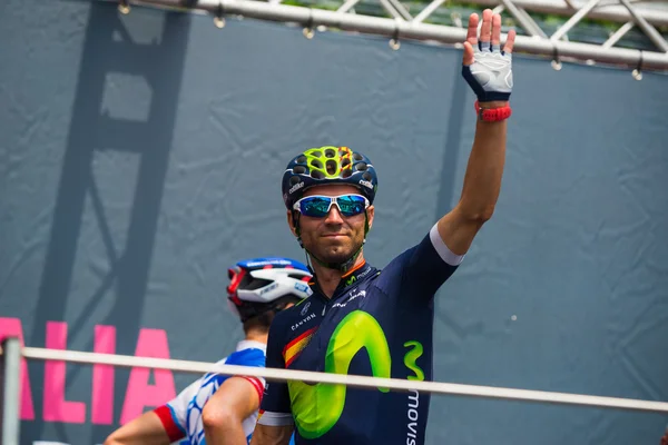 Pinerolo, Itália 27 de maio de 2016; Alejandro Valverde, Equipe Movistar, às assinaturas do pódio antes do início da dura fase de montanha — Fotografia de Stock