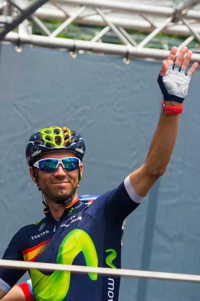 Pinerolo, Itália 27 de maio de 2016; Alejandro Valverde, Equipe Movistar, às assinaturas do pódio antes do início da dura fase de montanha — Fotografia de Stock