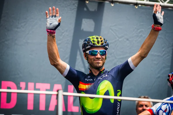 Pinerolo, Italy May 27, 2016; Alejandro Valverde, Movistar Team, to the podium signatures before the start of  the hard mountain stage — Stock Photo, Image