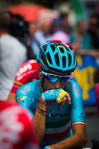 Pinerolo, Italia 27 de mayo de 2016; Vincenzo Nibali, Astana Team, concentrado en el grupo antes del inicio de la etapa — Foto de Stock