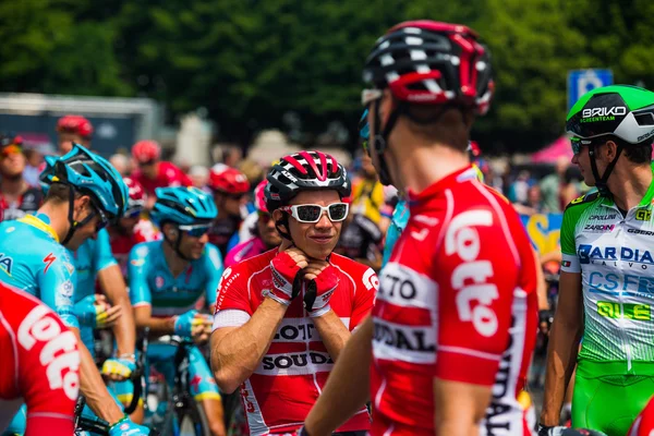 Pinerolo, Italia 27 de mayo de 2016; ciclista profesional de grupo en primera fila listo para comenzar la dura etapa de montaña — Foto de Stock