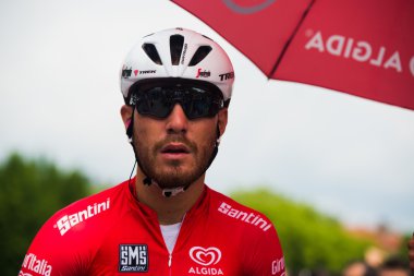 Pinerolo, İtalya 27 Mayıs 2016; Giacomo Nizzolo, Treck Segafredo takım, kırmızı mayoyu ve ön sıradaki aşaması için başlamak için hazır