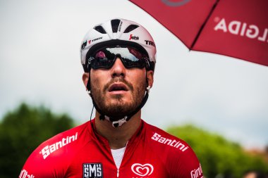 Pinerolo, İtalya 27 Mayıs 2016; Giacomo Nizzolo, Treck Segafredo takım, kırmızı mayoyu ve ön sıradaki aşaması için başlamak için hazır