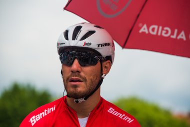 Pinerolo, İtalya 27 Mayıs 2016; Giacomo Nizzolo, Treck Segafredo takım, kırmızı mayoyu ve ön sıradaki aşaması için başlamak için hazır