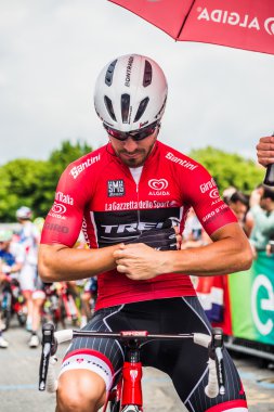 Pinerolo, İtalya 27 Mayıs 2016; Giacomo Nizzolo, Treck Segafredo takım, kırmızı mayoyu ve ön sıradaki aşaması için başlamak için hazır