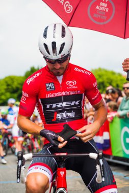 Pinerolo, İtalya 27 Mayıs 2016; Giacomo Nizzolo, Treck Segafredo takım, kırmızı mayoyu ve ön sıradaki aşaması için başlamak için hazır