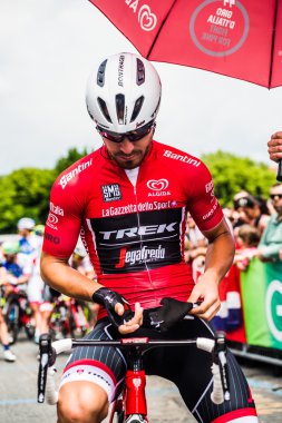 Pinerolo, İtalya 27 Mayıs 2016; Giacomo Nizzolo, Treck Segafredo takım, kırmızı mayoyu ve ön sıradaki aşaması için başlamak için hazır