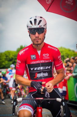 Pinerolo, İtalya 27 Mayıs 2016; Giacomo Nizzolo, Treck Segafredo takım, kırmızı mayoyu ve ön sıradaki aşaması için başlamak için hazır