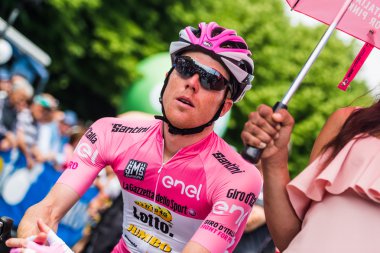 Pinerolo, İtalya 27 Mayıs 2016; Steven Kruijswijk, loto takım, pembe Jersey ve ön sıradaki aşaması için başlamak için hazır