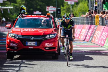 Risoul, Fransa 27 Mayıs 2016; Profesyonel bisikletçi yorgun bitiş çizgisine zor dağ aşamadan sonra geçer.