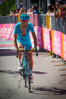 Risoul, Fransa 27 Mayıs 2016; Michele Scarponi, Astana Team, yorgun geçer bitiş çizgisine zor dağ aşamadan sonra 