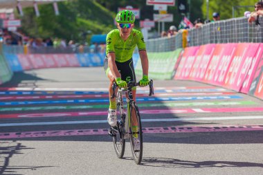 Risoul, Fransa 27 Mayıs 2016; Profesyonel bisikletçi yorgun bitiş çizgisine zor dağ aşamadan sonra geçer.