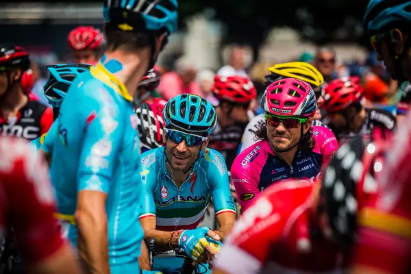 Pinerolo, Italie 27 mai 2016 ; Vincenzo Nibali, Astana Team, concentré dans le groupe avant le début de l'étape — Photo