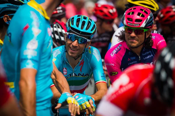 Pinerolo, Italia 27 de mayo de 2016; Vincenzo Nibali, Astana Team, concentrado en el grupo antes del inicio de la etapa — Foto de Stock