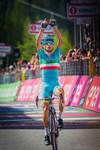Risoul, Francia Mayo 27, 2016; Vincenzo Nibali, Astana Team, agotado pasa la meta y gana después de una dura etapa de montaña — Foto de Stock