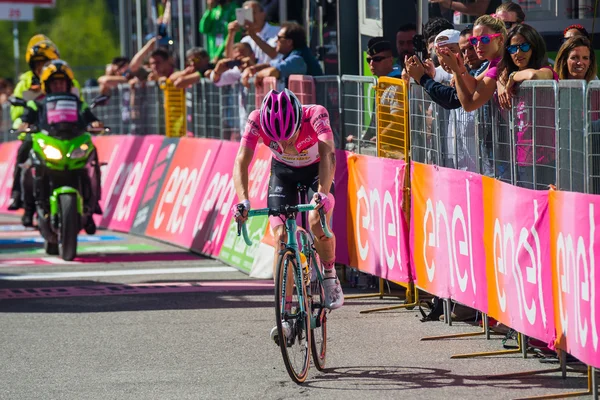 Risoul, Francia 27 de mayo de 2016; Steven Kruijswijk, Lotto Team, agotado pasa la línea de meta después de una dura etapa de montaña con un final cuesta arriba en Risoul — Foto de Stock