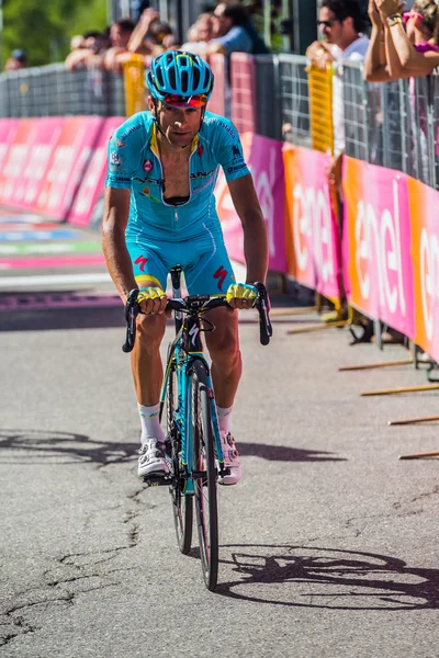 Risoul, France May 27, 2016; Michele Scarponi, Astana Team, exhausted passes the finish line after a hard mountain stage — Stock Photo, Image