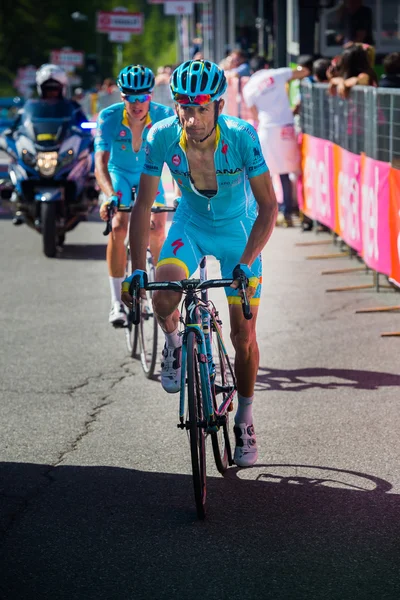 Risoul, Francia Mayo 27, 2016; Michele Scarponi, Astana Team, agotado pasa la línea de meta después de una dura etapa de montaña — Foto de Stock