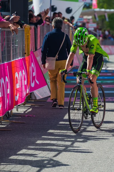 Risoul, Francia Mayo 27, 2016; Ciclista profesional agotado pasa la línea de meta después de una dura etapa de montaña — Foto de Stock