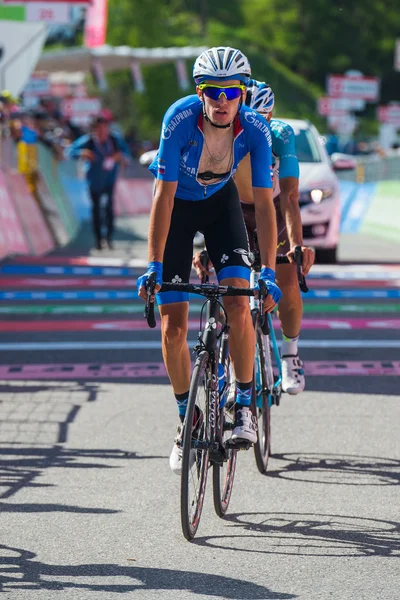 Risoul, Francia Mayo 27, 2016; Ciclista profesional agotado pasa la línea de meta después de una dura etapa de montaña — Foto de Stock