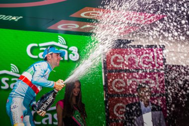 Risoul, Fransa 27 Mayıs 2016; Vincenzo Nibali, Astana takımda zor dağ sahne kazandıktan sonra podyum