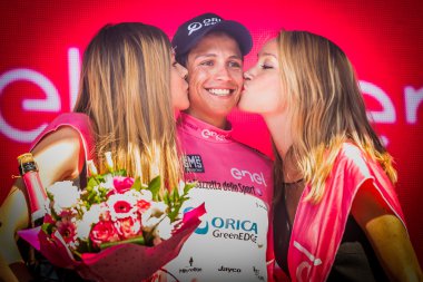 Risoul, Fransa 27 Mayıs 2016; Esteban Chaves, zor dağ aşamadan sonra podyumda Orica takım