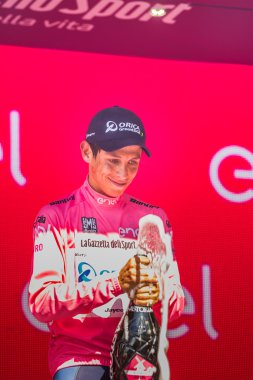 Risoul, Fransa 27 Mayıs 2016; Esteban Chaves, zor dağ aşamadan sonra podyumda Orica takım