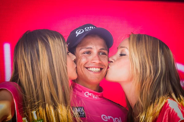 Risoul, Francia 27 de mayo de 2016; Esteban Chaves, equipo de Orica, en el podio después de una dura etapa de montaña — Foto de Stock